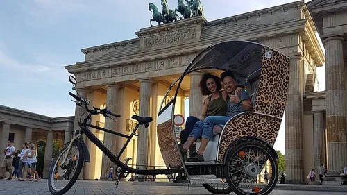 Paar in Rikscha am Brandenburger Tor, Berlin.