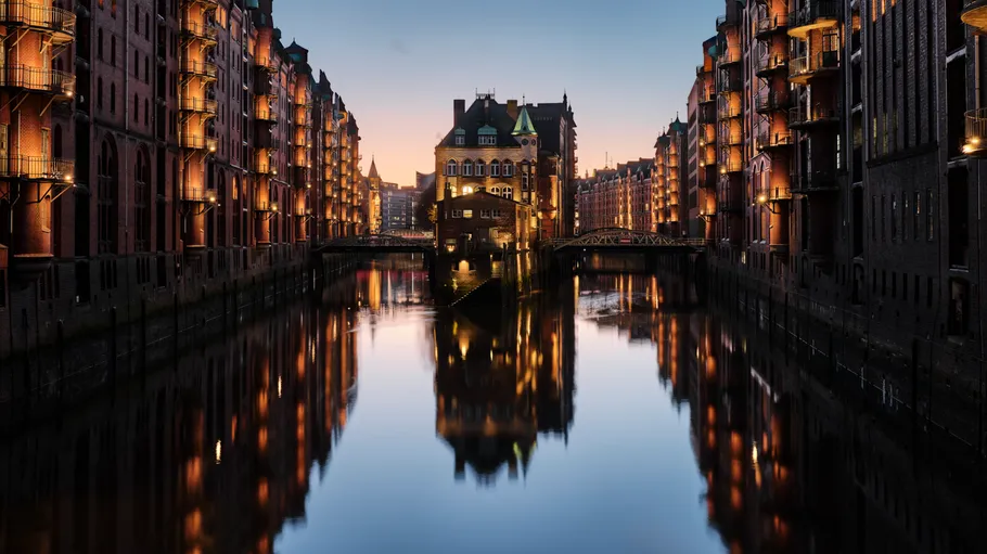 Historisches Lagerhausviertel bei Dämmerung, beleuchtete Gebäude.