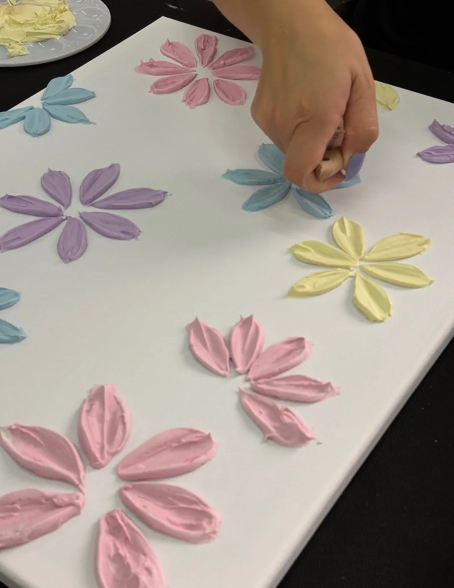 Hand malt bunte Blumen auf Leinwand.