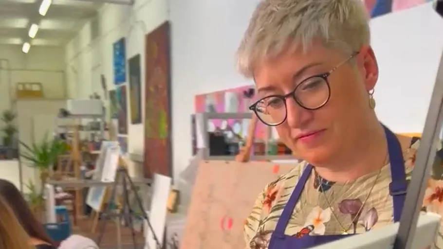 Frau malt in einem Kunststudio.