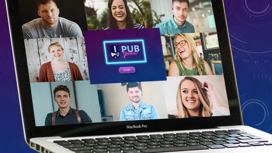 Laptop zeigt Videokonferenz mit lachenden Menschen.