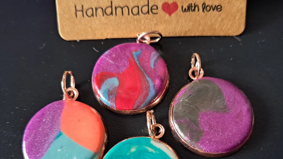 Bunte handgemachte Anhänger auf Display.