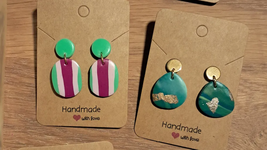 Bunte handgemachte Ohrringe auf Displaykarten.