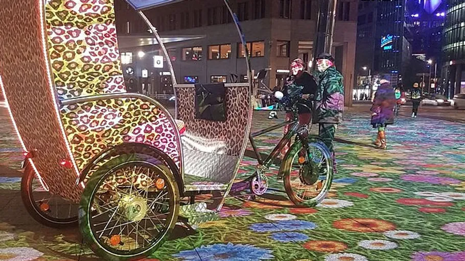 Dekorierte Rikscha mit Leopardenmuster bei Nacht.