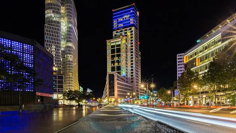 Hohe Gebäude erleuchtet in lebendiger Stadtnacht.