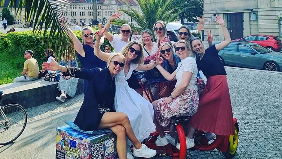Gruppe von Frauen auf einem Partyrad.