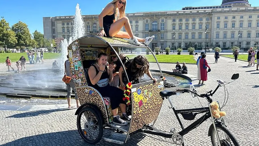 Menschen genießen eine Leopard-Rikscha im Park.