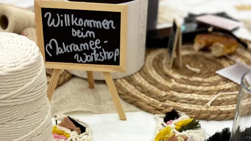 Tafel begrüßt zum Makramee-Workshop.