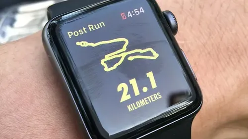Smartwatch-Display zeigt Laufstrecke und Distanz.