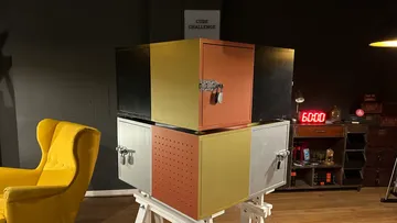 Bunte Kisten in einem dunklen Raum gestapelt.