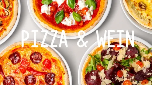 Fünf Pizzen mit Belägen auf Tellern arrangiert.