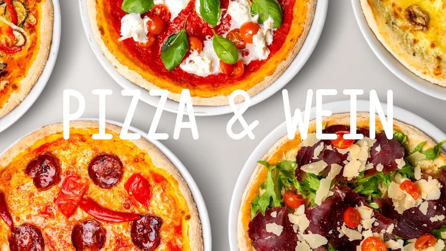 Fünf Pizzen mit Belägen auf Tellern arrangiert.
