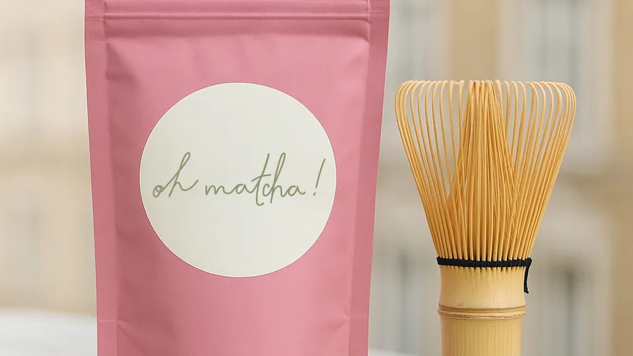 Rosa Matcha-Tüte und Bambusbesen abgebildet.