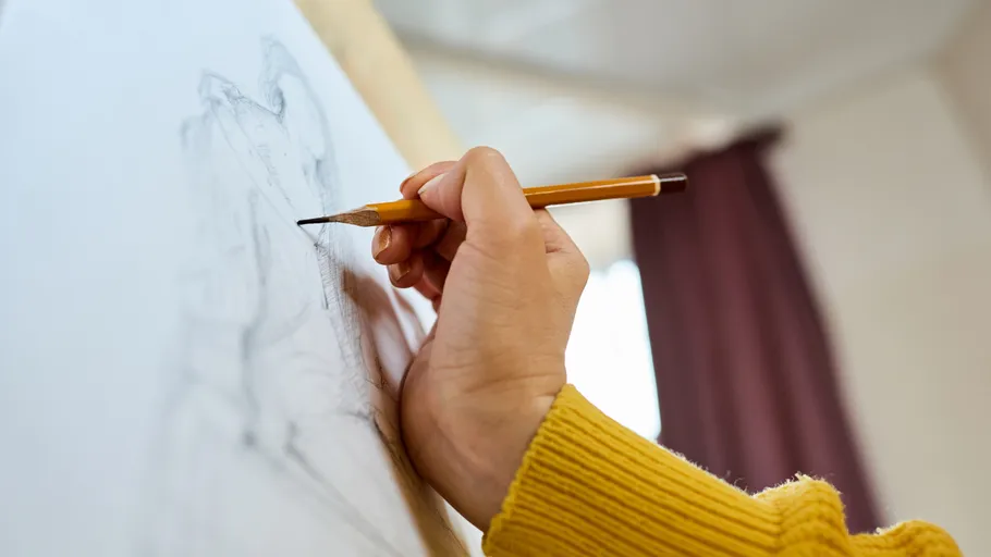 Hand zeichnet Skizze auf Papier drinnen.