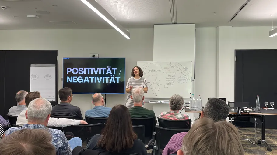 Referentin präsentiert über Positivität und Negativität im Klassenzimmer.