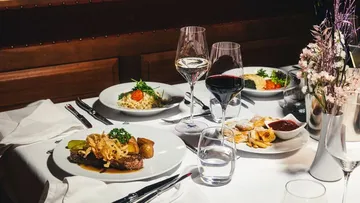 Eleganter Esstisch mit Gourmetgerichten.