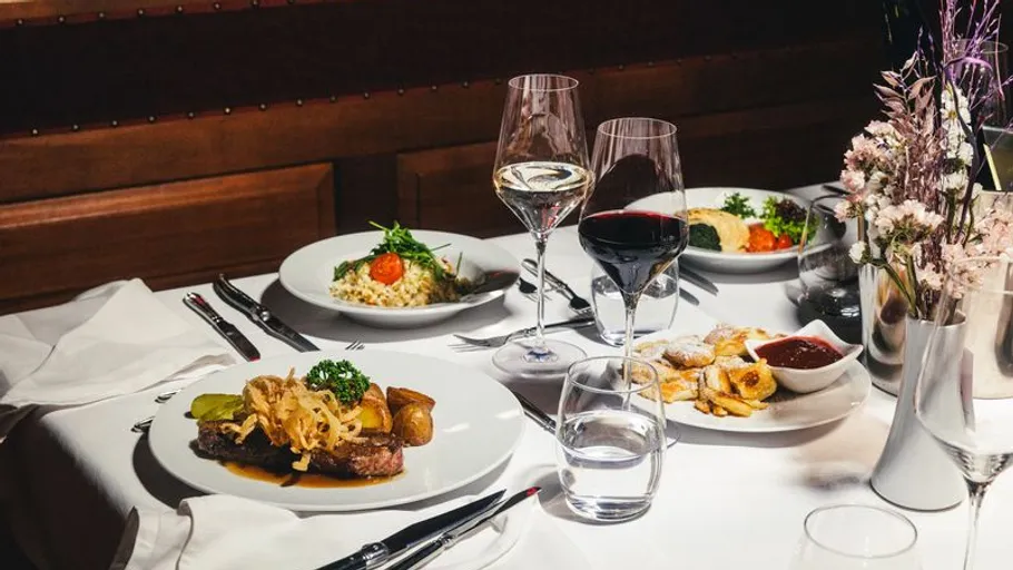 Eleganter Esstisch mit Gourmetgerichten.