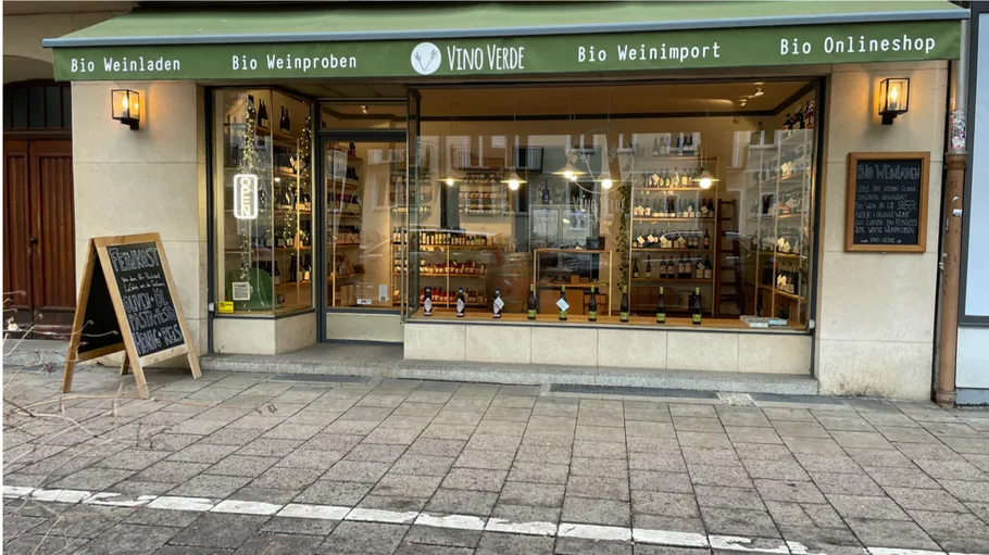 Weingeschäft Fassade mit Schaufenster.