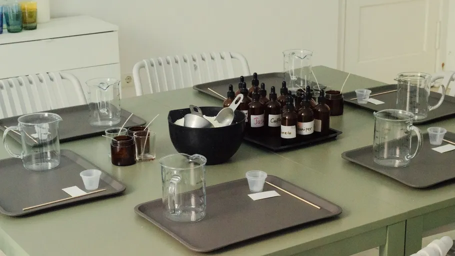 Tisch mit Flaschen und Messbechern bereitgestellt.