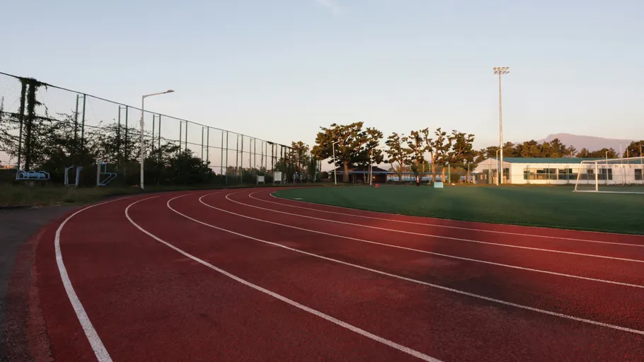 Rote Laufbahn im Freiluftsportkomplex.