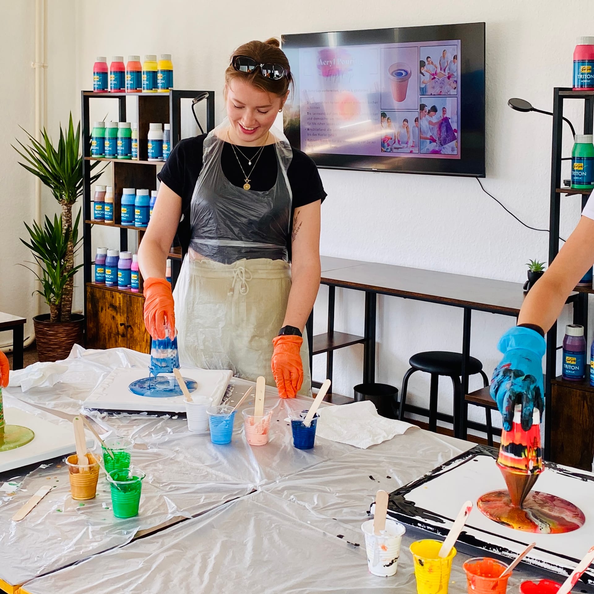 Acryl Pouring für Jugendliche in Hemmingen: Kunst ohne Pinsel