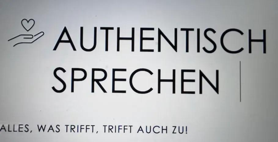 Text mit Herz- und Handillustration.