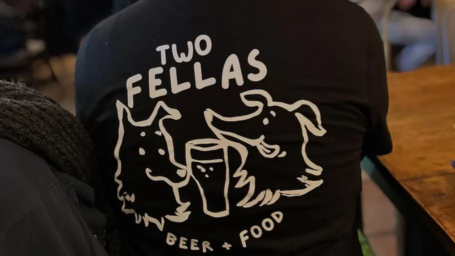 Shirt mit Cartoon-Hunden und Biergrafik.
