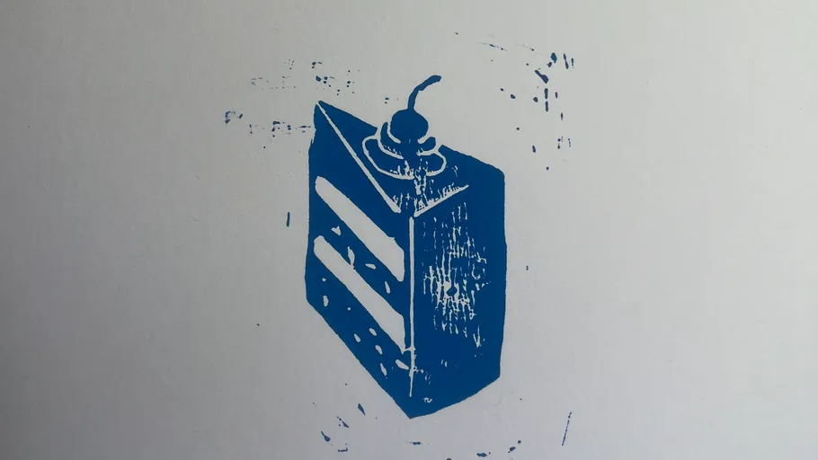 Blaue Kuchenstück-Illustration auf weißem Hintergrund.