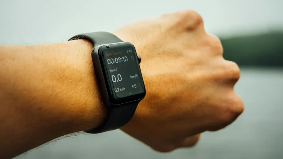 Person trägt Smartwatch mit Fitnessdatenanzeige.