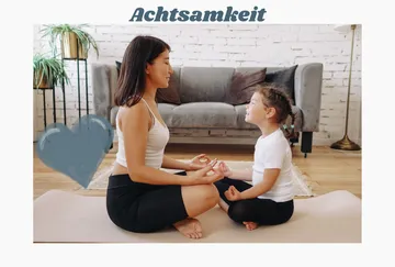Frau und Kind meditieren im Wohnzimmer.