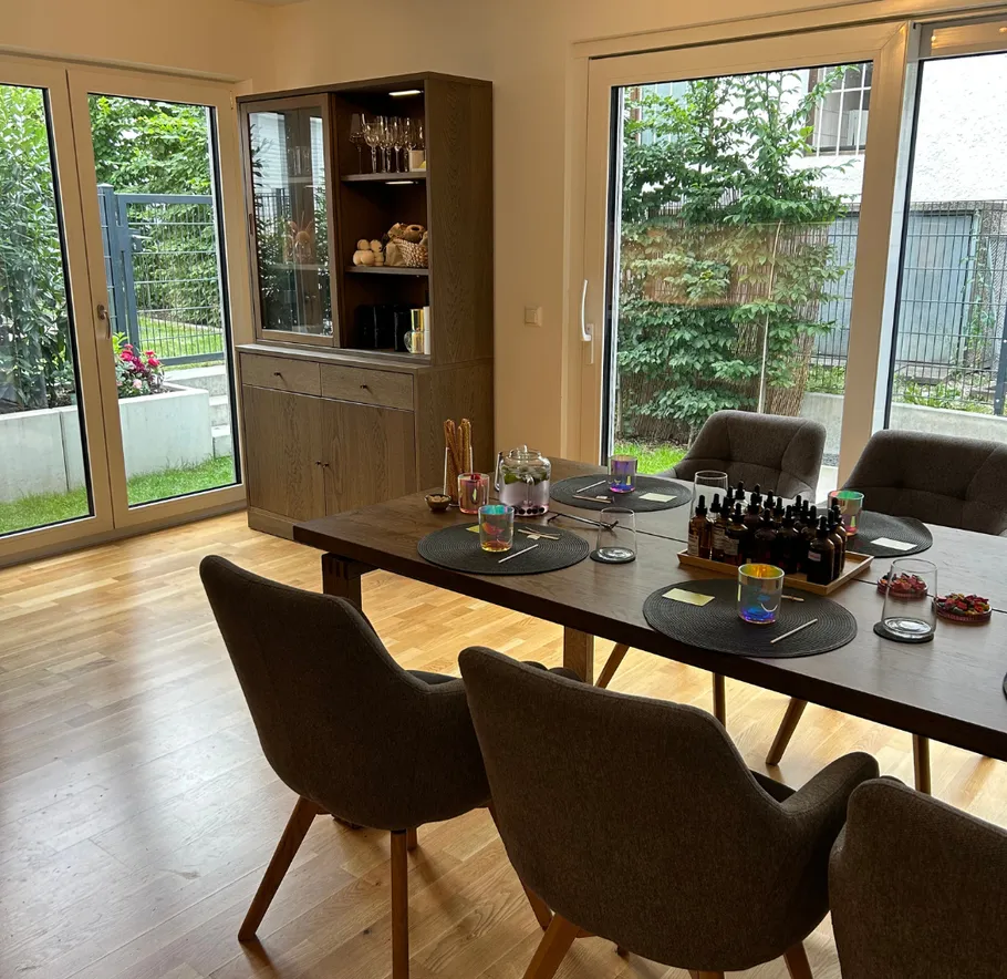 Esszimmer mit Tisch, Stühlen und Außenansicht.