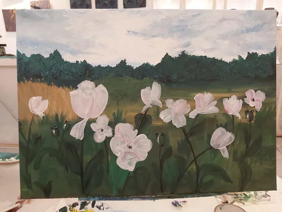 Blumenmalerei mit Himmel und Waldkulisse.