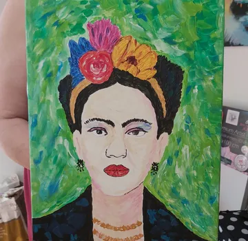 Buntes Porträtgemälde einer Frau mit Blumen.