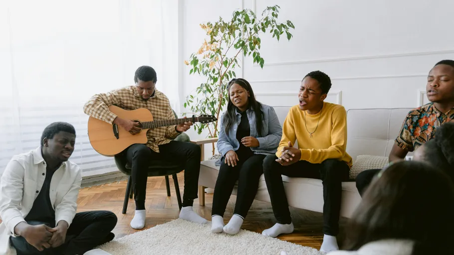Gruppe singt zusammen im Wohnzimmer.