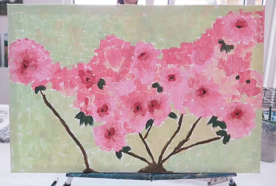 Gemälde von rosa Blumen auf grünem Hintergrund.