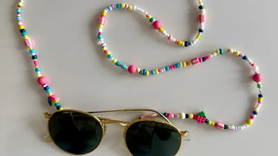 Sonnenbrille mit buntem Perlenband.