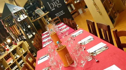 Esstisch in einem Weinkeller gedeckt.