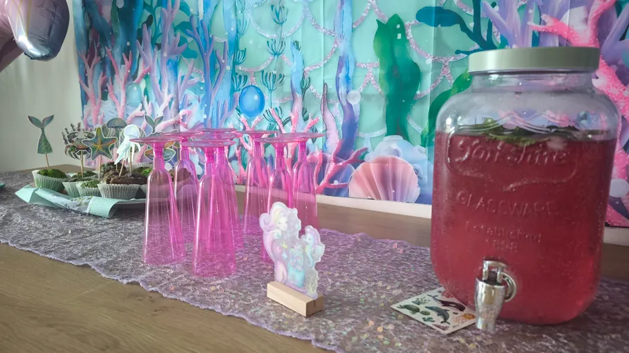 Meerjungfrau-Thementisch mit pinken Gläsern.