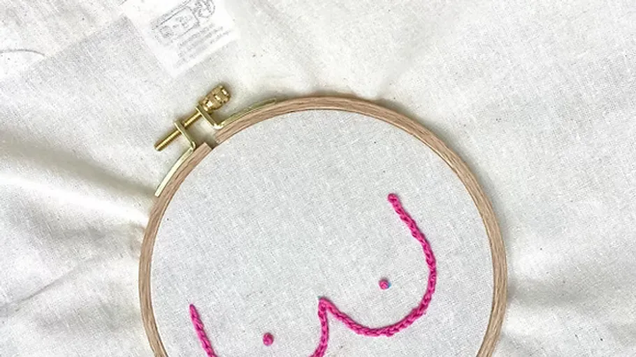 Stickrahmen mit rosa Linienzeichnung.