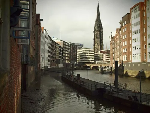 Altstadtansicht mit Kirche, Wasserwege und modernen Gebäuden.