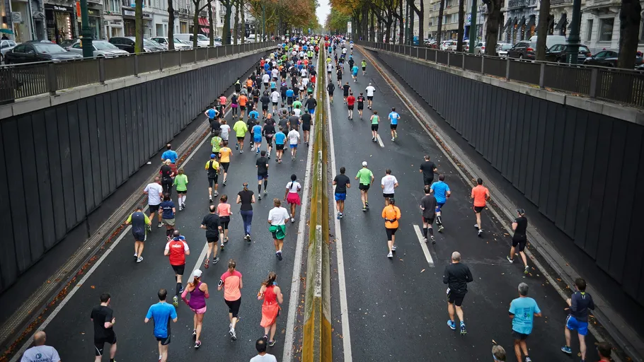 Läufer nehmen an einem Stadtmarathon teil.