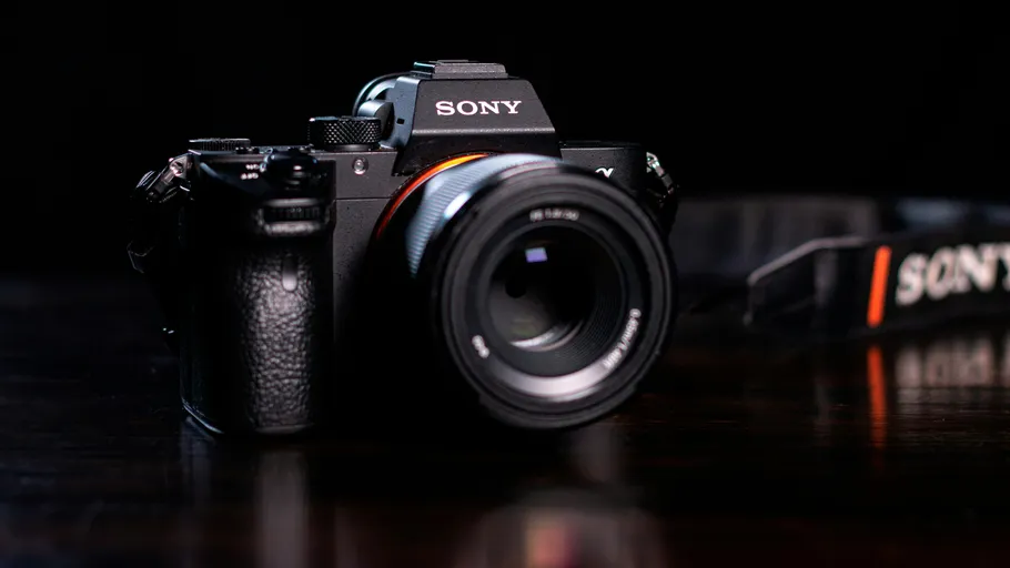 Sony Kamera auf dunkler reflektierender Fläche.