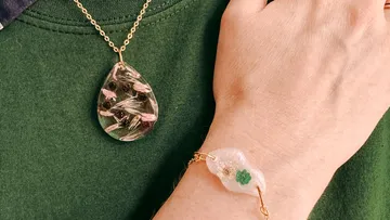 Harz-Halskette und Armband mit grünem Hemd.