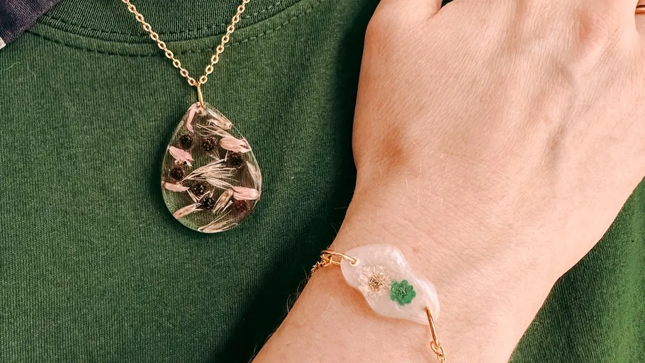 Resin necklace and bracelet with green shirt.