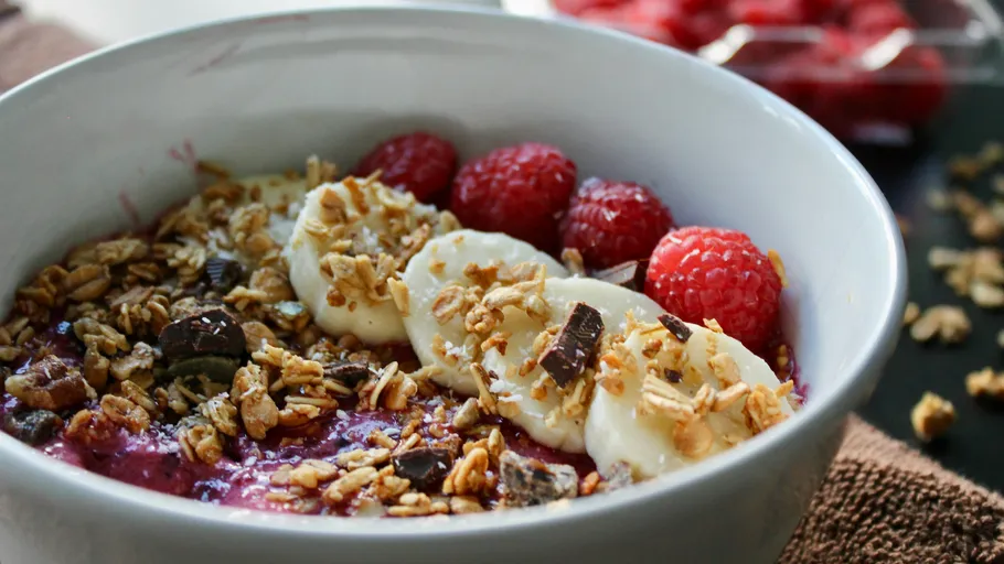Schüssel mit Haferbrei, Obst und Granola.