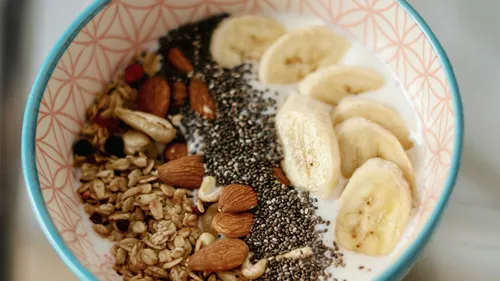 Schüssel mit Joghurt, Bananen, Nüssen, Chiasamen.