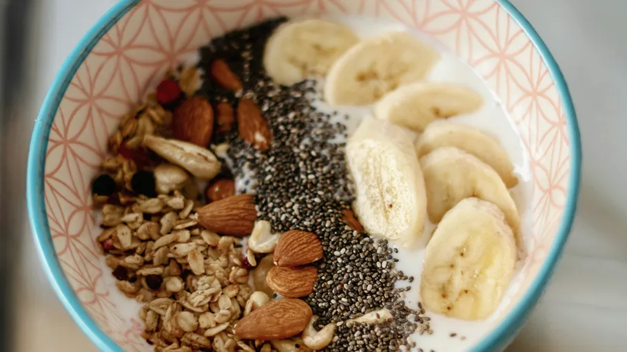 Schüssel mit Joghurt, Bananen, Nüssen, Chiasamen.