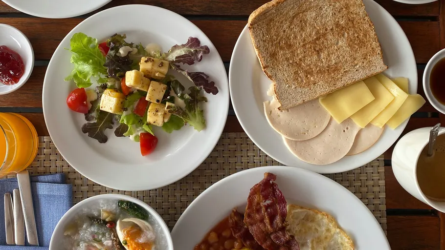 Frühstückstisch mit Salat, Toast und Eiern.