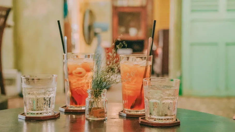 Getränke mit Strohhalmen auf Tisch im Café.