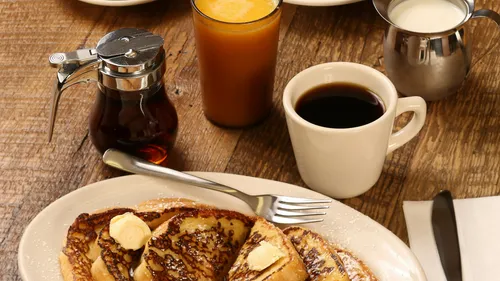 French Toast mit Butter, Kaffee, Saft, Sirup.